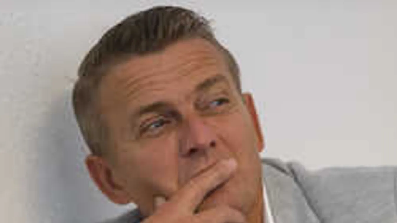 Menyasszonya meglepte Rékasi Károlyt