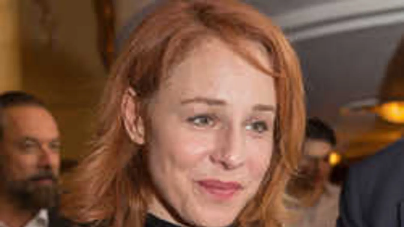 Rémálom, szörnyű, mi történt a reptéren a magyar színésznővel