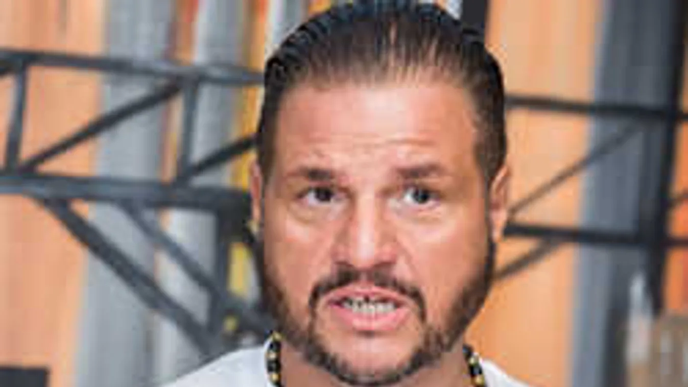 Leleplező fotó, fiatal lánnyal csókolózott a házas magyar sztár