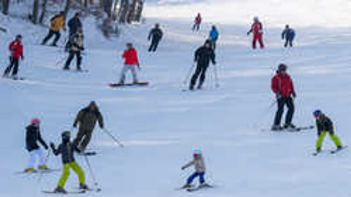 Síelés közben villantották meg a cicijüket a barátnők!