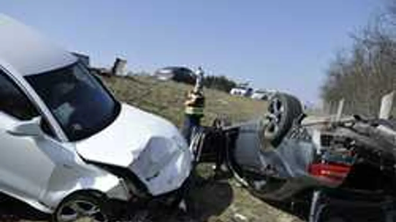 Durva fotók, négy autó ütközött az M5-ösön