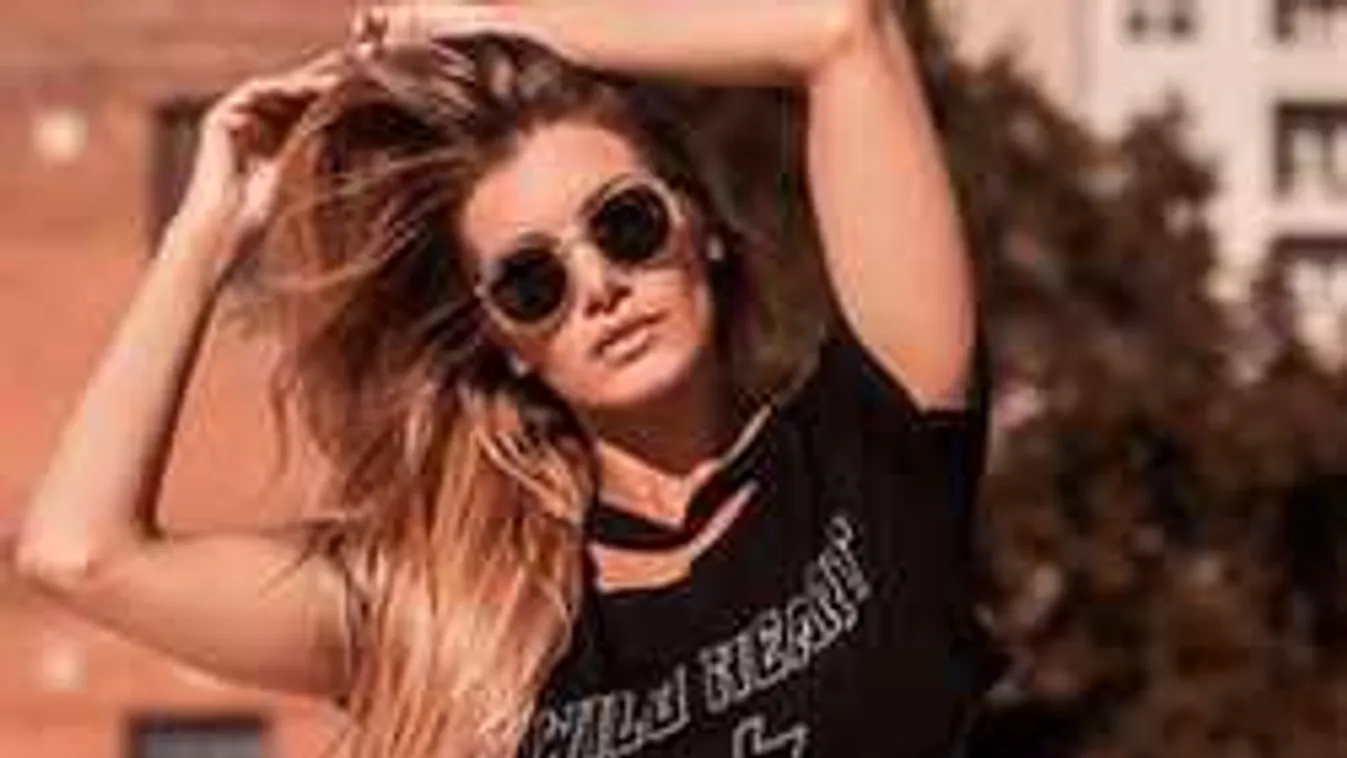 Félmeztelenül nudizott a híres modell, valaki lefotózta!