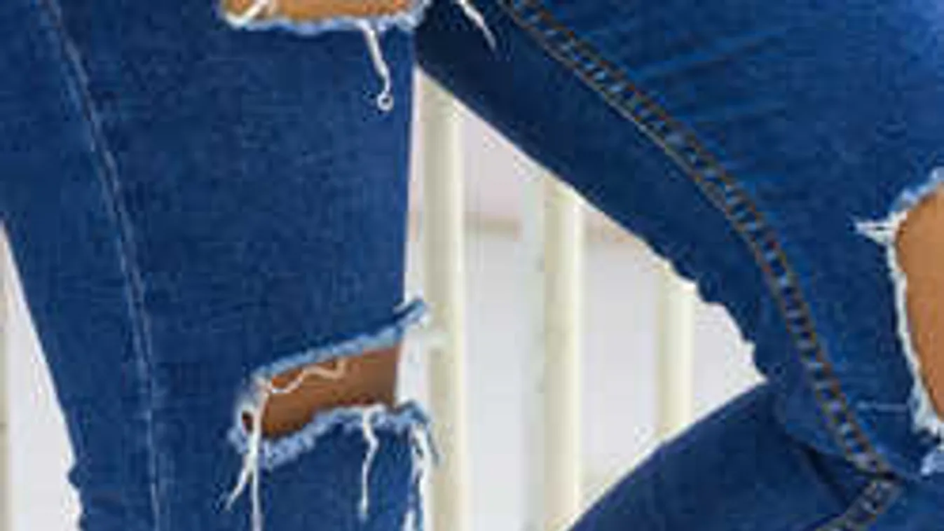 Döbbenetes fazonnal támad a legújabb farmerdivat