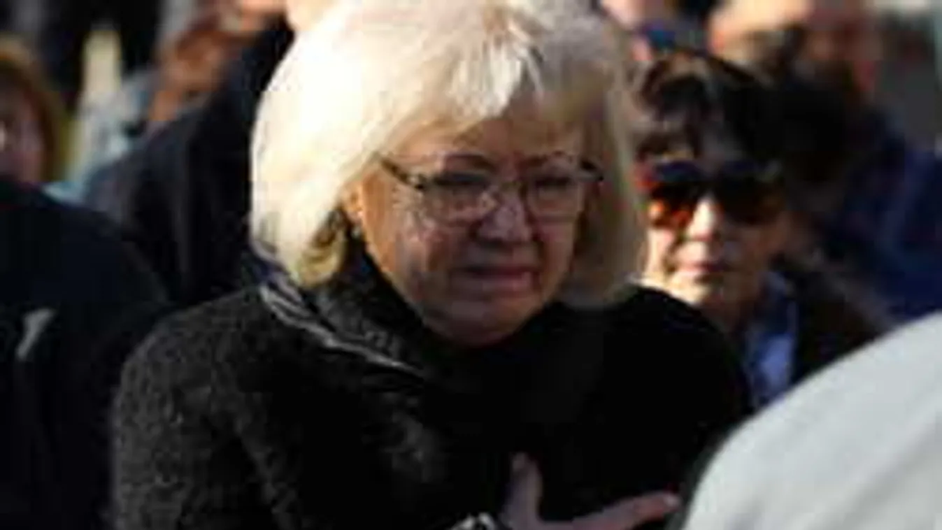 Összeomlott a szertartás után, mindenki Koós János özvegyét félti