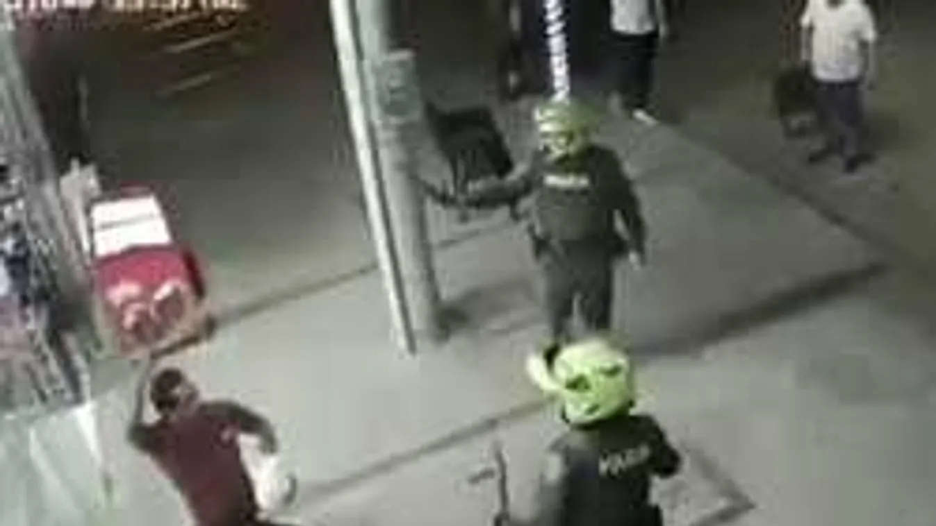 Machetével támadt a rendőrökre a megvadult férfi! - videó