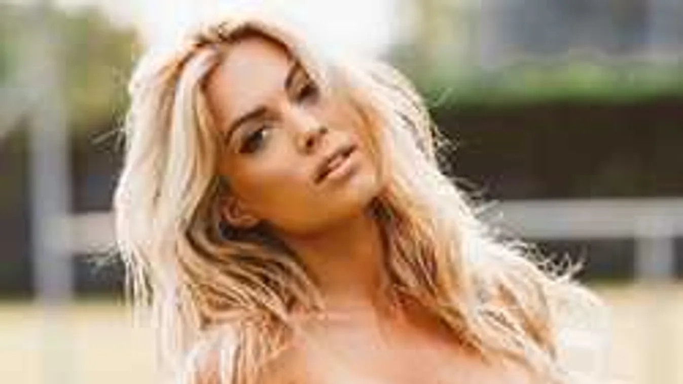 A fürdőkádban fotózták le a meztelenkedő újságírónőt