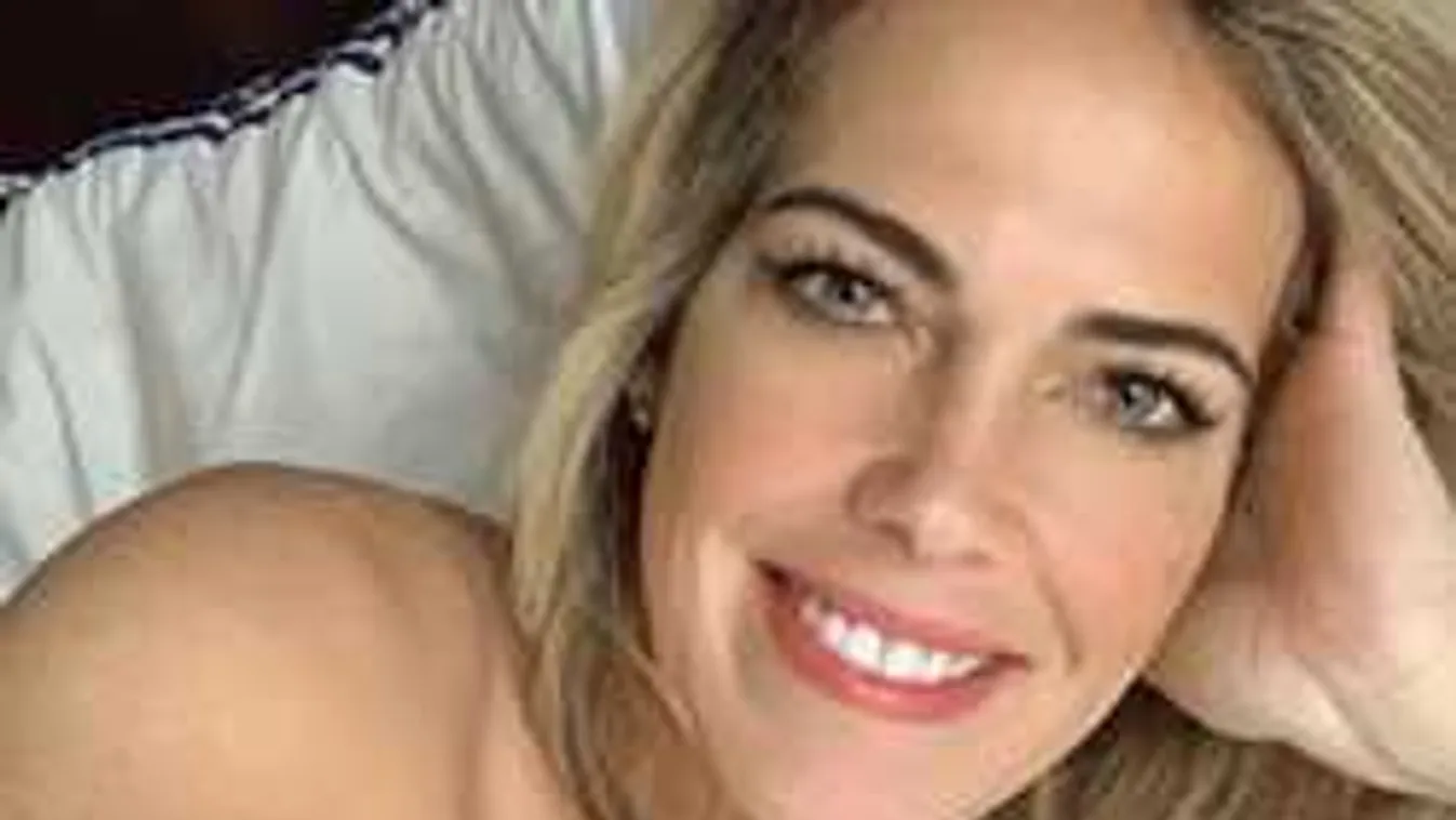 Félmeztelenül huppant az ágyba a dús keblű anyuka