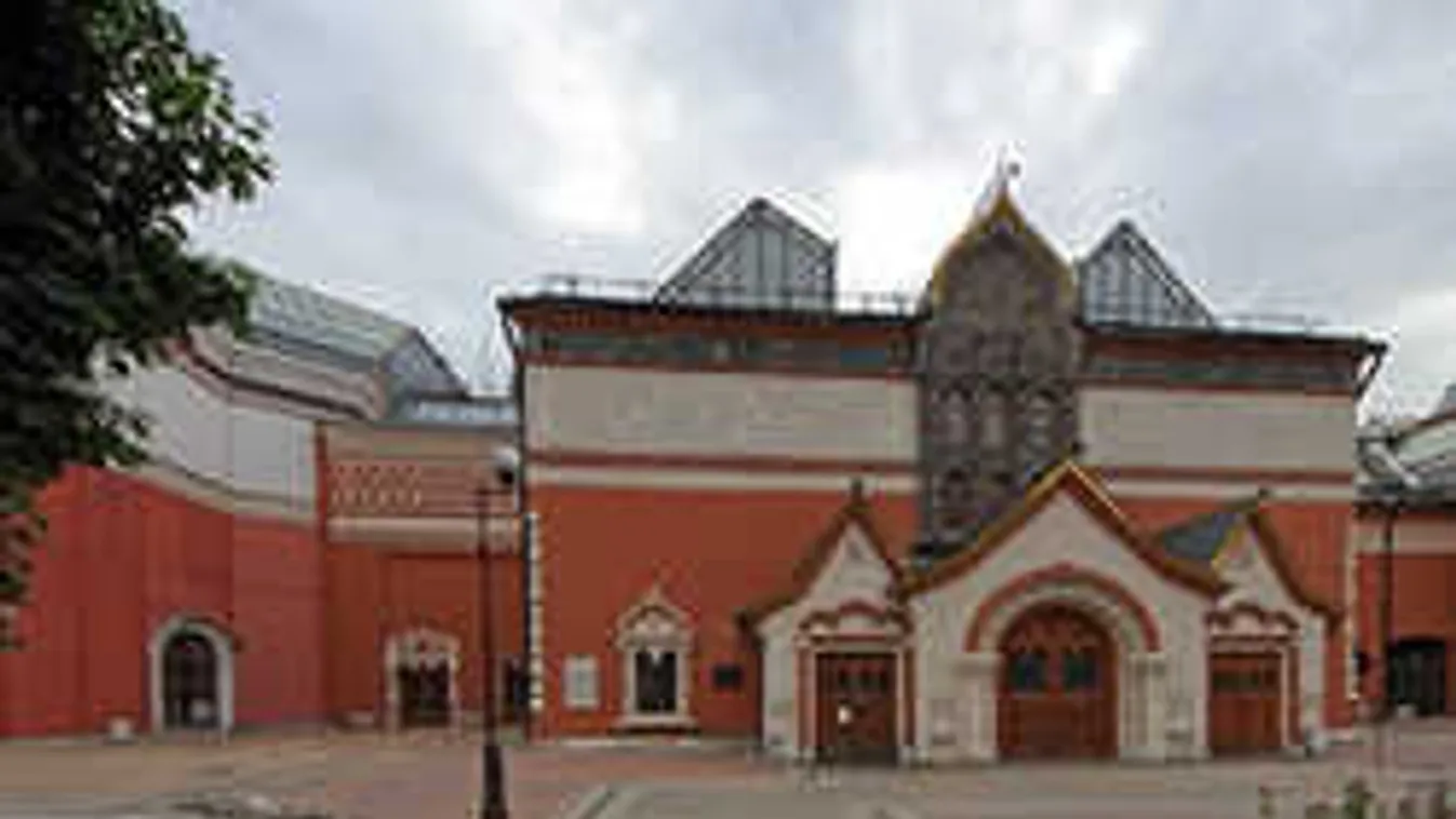 Piros tangában vonult végig egy látogató az emberekkel teli múzeumban