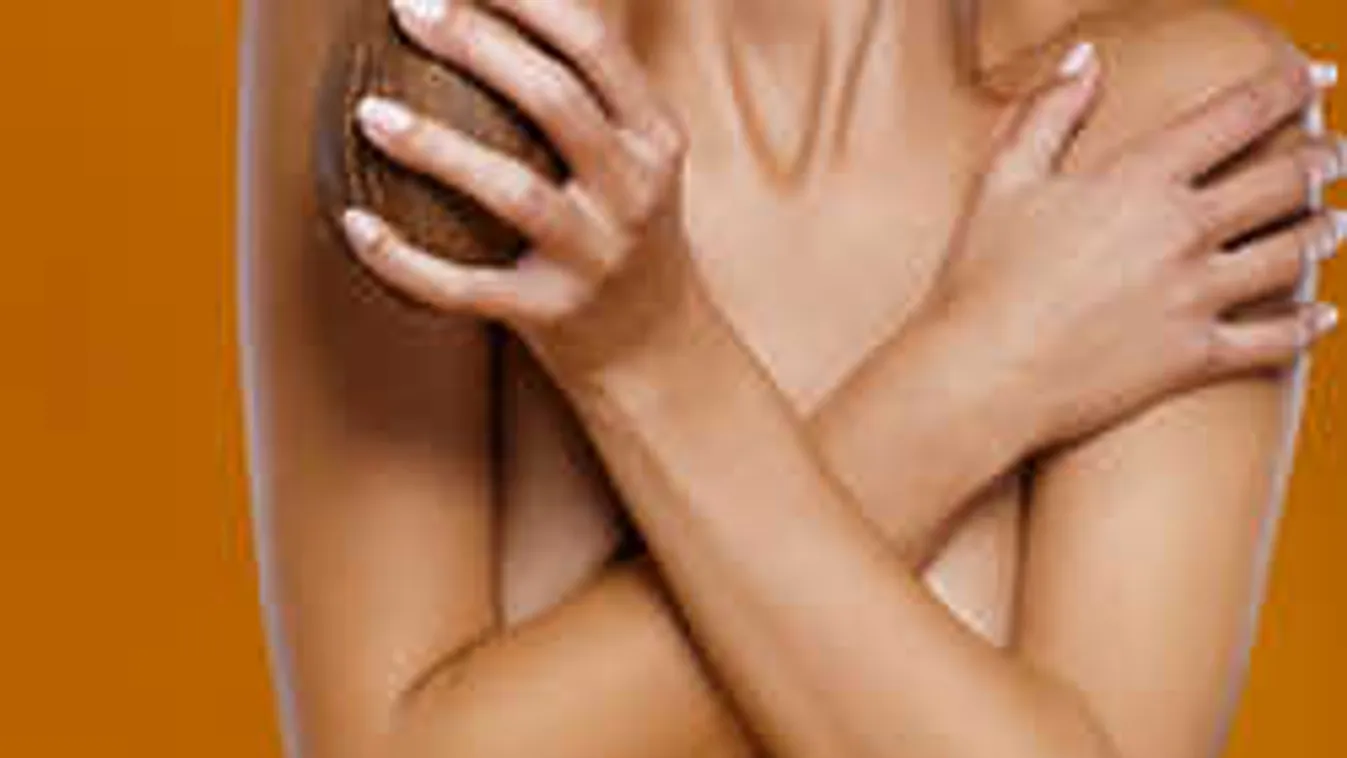 Fürdés közben készült meztelen kép a zenészlányról