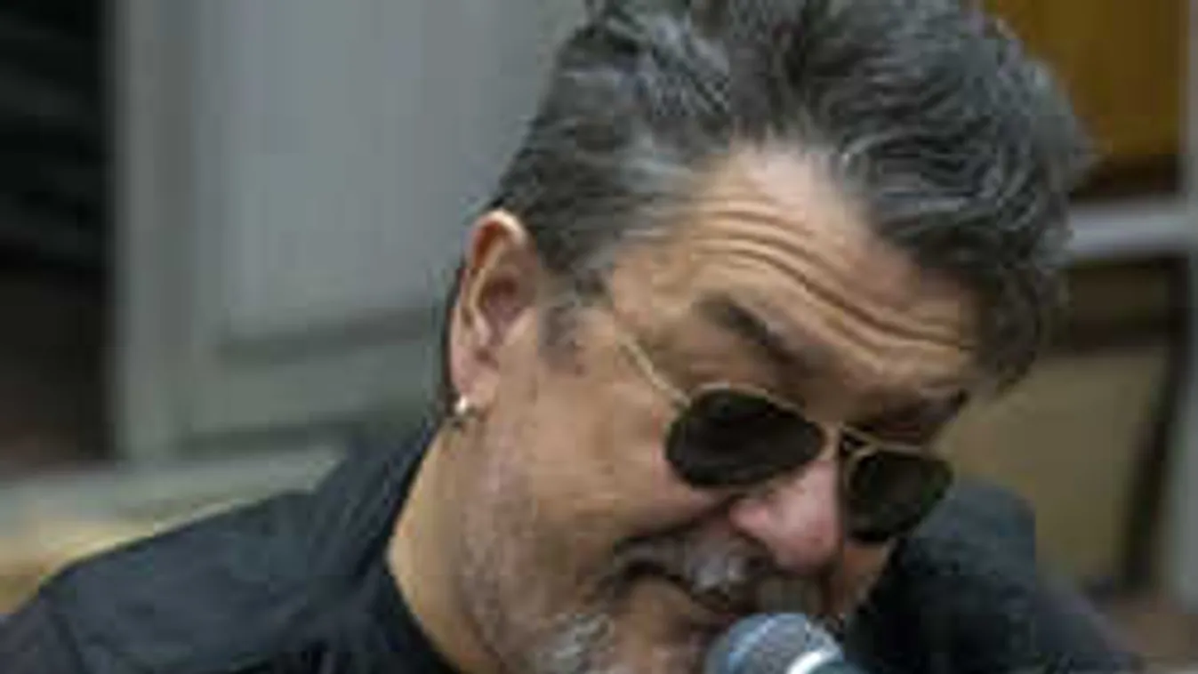 Hihetetlen hír: Újra lát a megvakult énekes