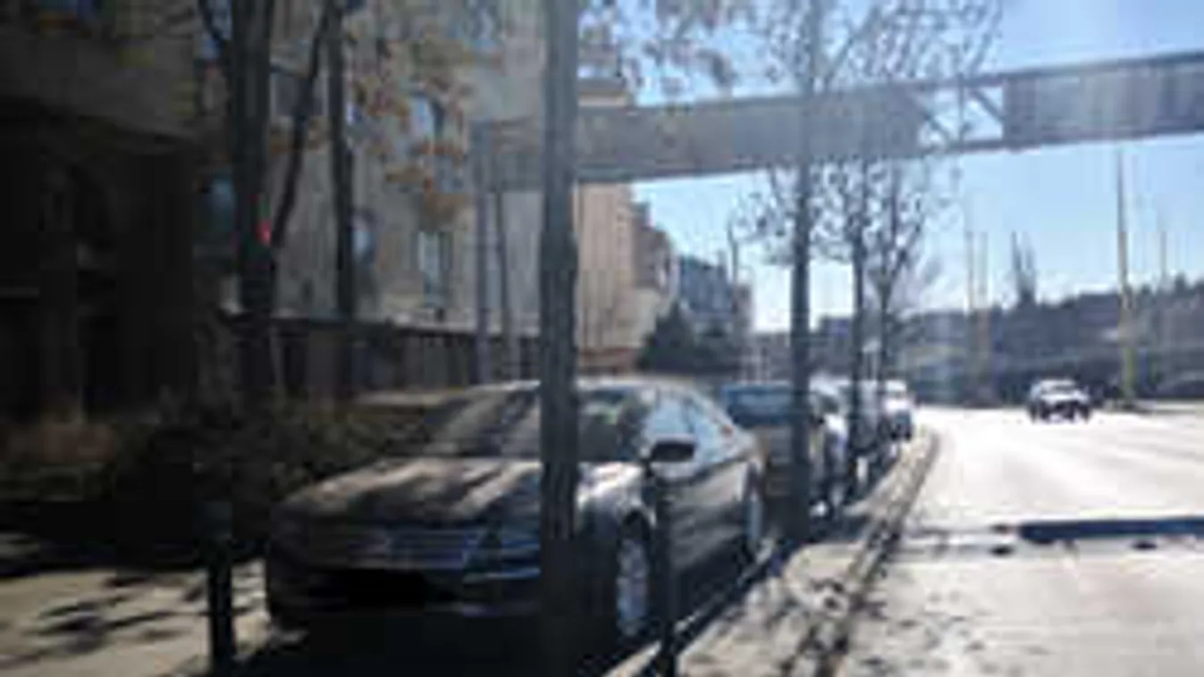 Razziáznak a járdán parkoló autók miatt a BAH-csomópontnál