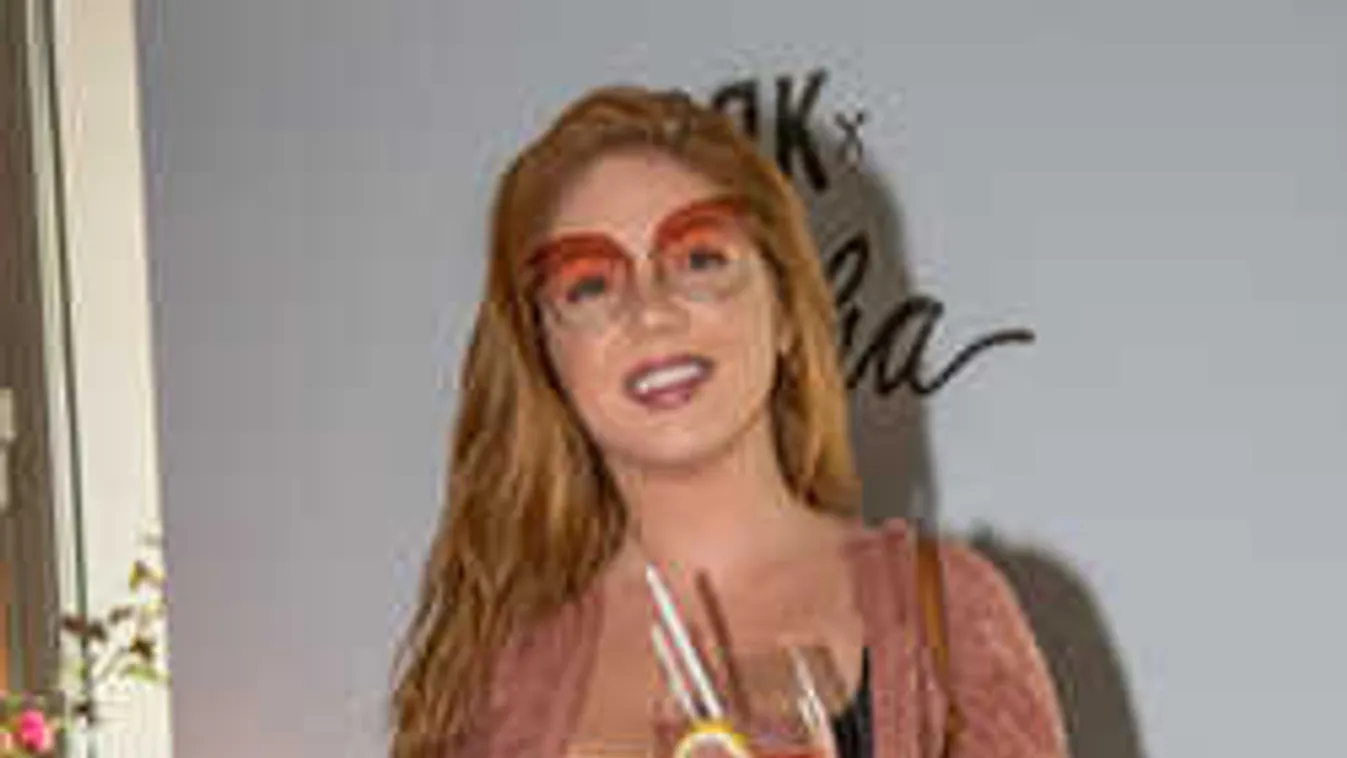 Mélyen kivágott felsőben mutatta meg óriási melleit Tolvai Reni!