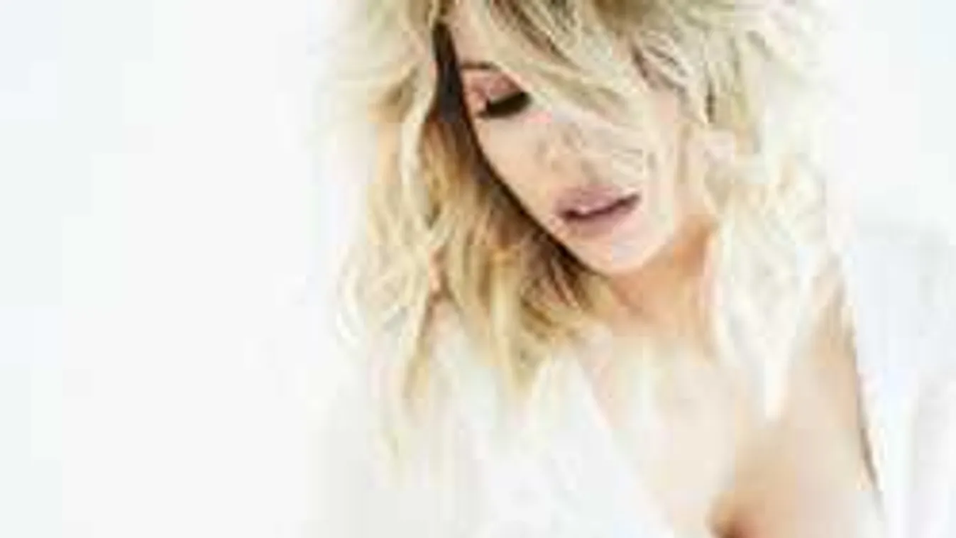 Zavarba ejtő fotó: topless fotózták a csodás mellű bombázót