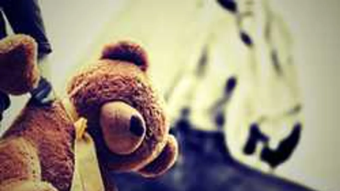 Az órán rángatta le a 7 éves kislány bugyiját a tatabányai hitoktató