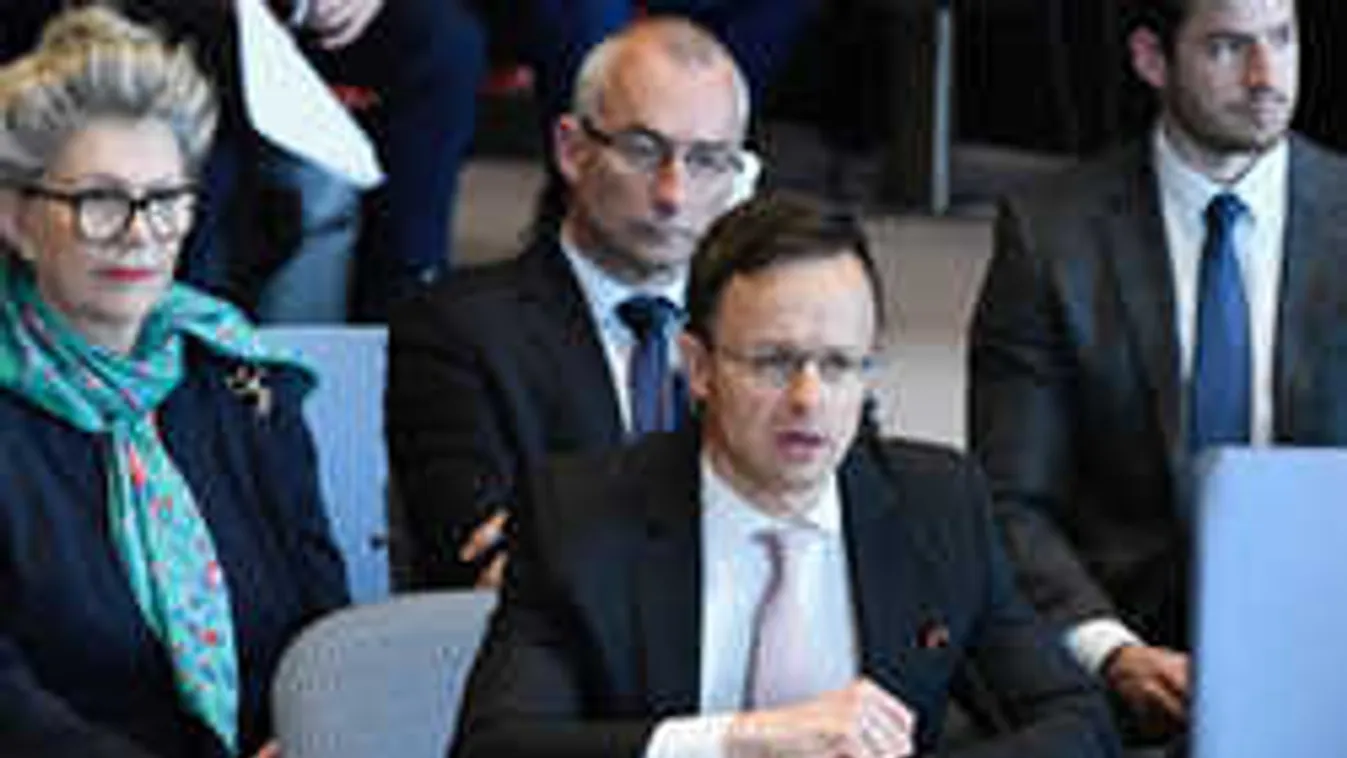 Szijjártó: A világ a saját vesztébe rohan