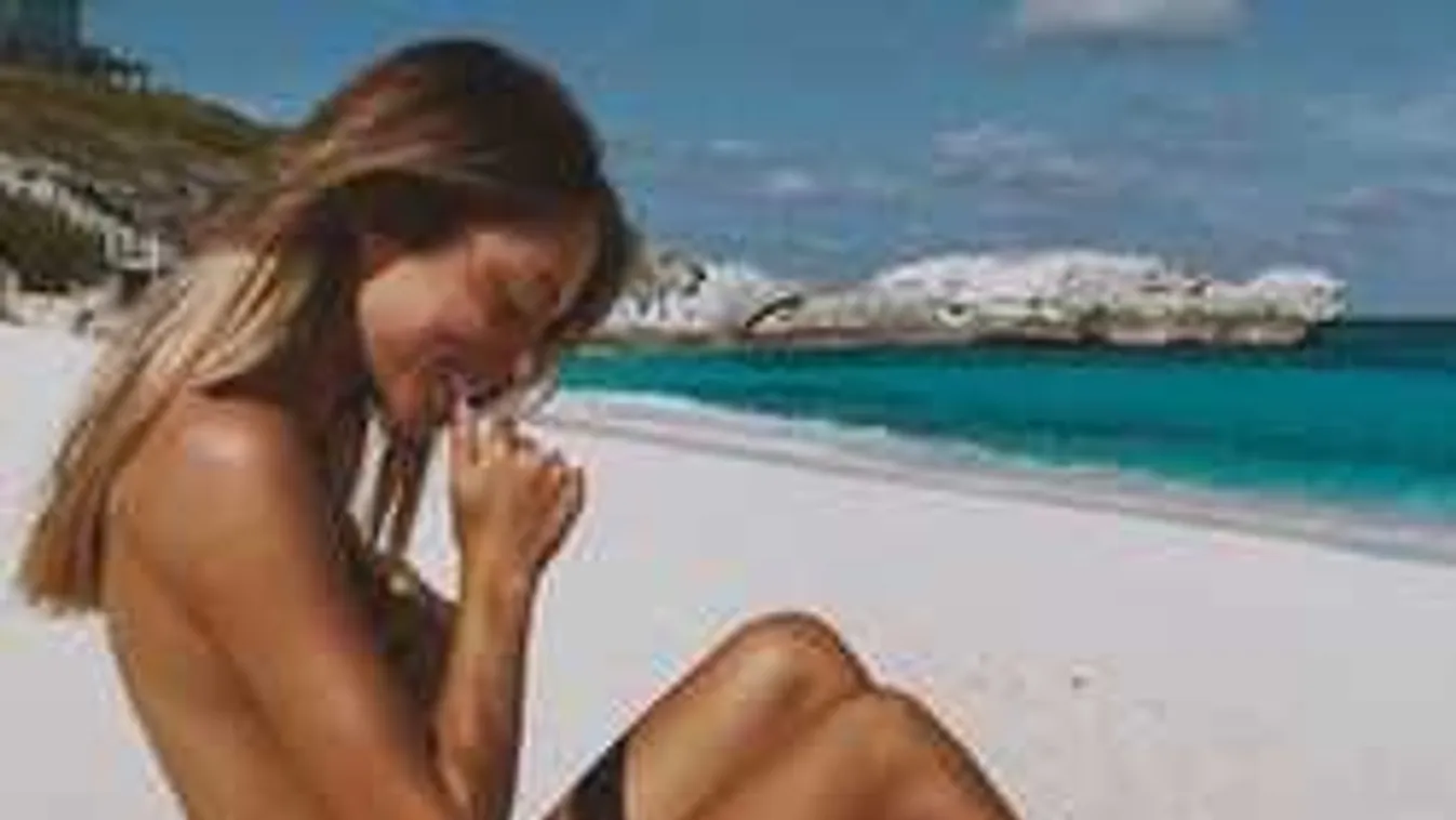 Reggeli készülődés közben fotózták le pucéran a gyönyörű francia lányt!