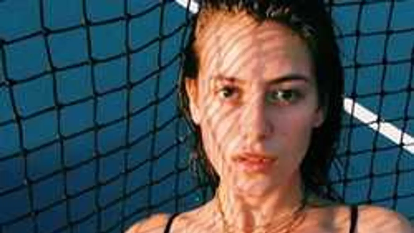 Átlátszó ruhában mutatja meg ágaskodó mellbimbóit a színésznő