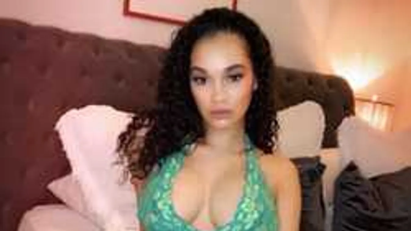 Apró bugyiban óriásit terpeszt  a nagy mellű dokinő