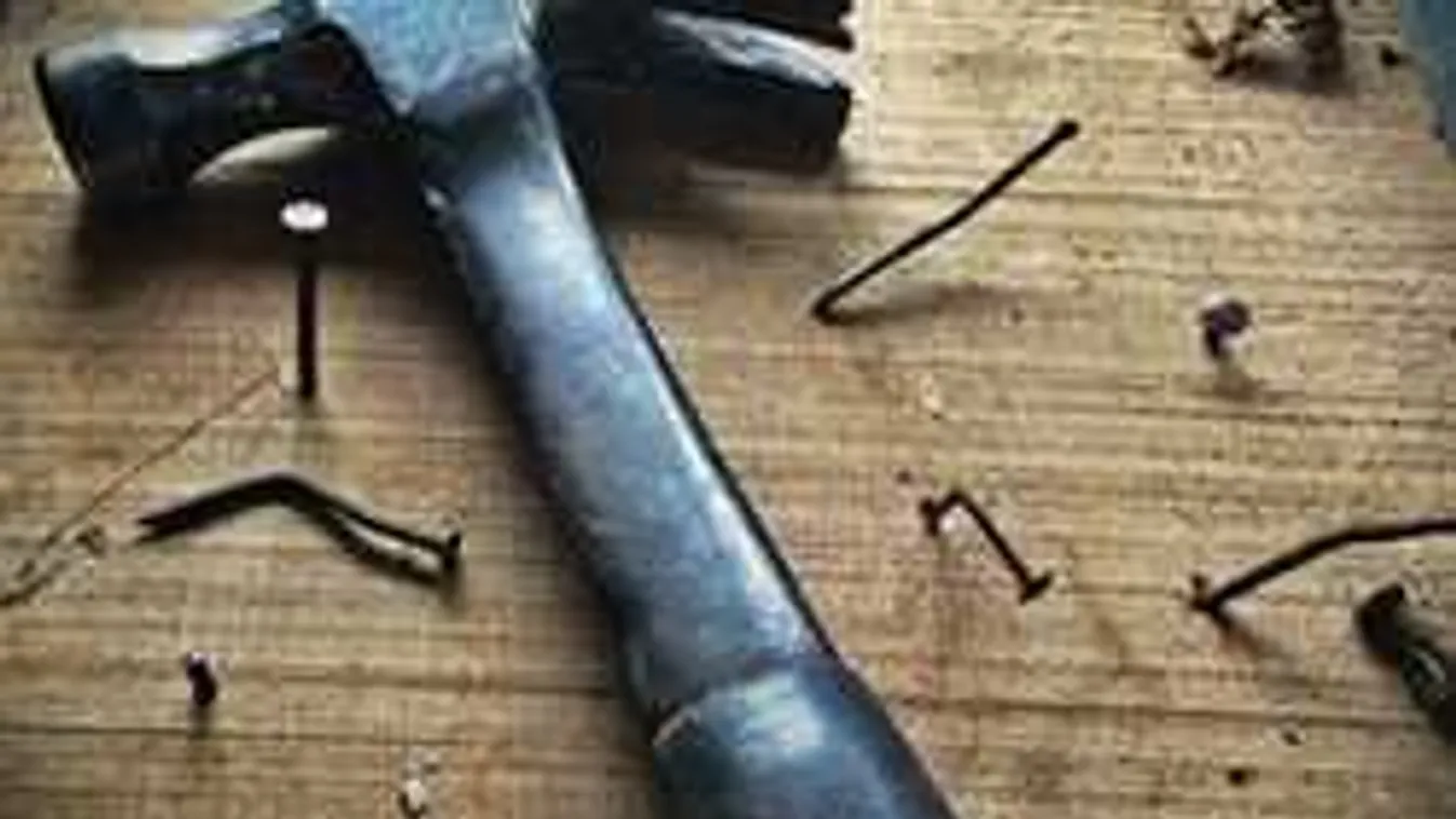 Nem volt elég puccos: kalapáccsal verte szét a 120 milliós lakást