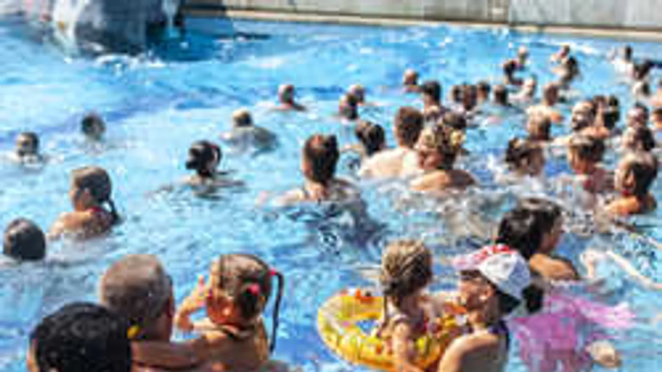 Pocsék időben nyitnak ki a strandok