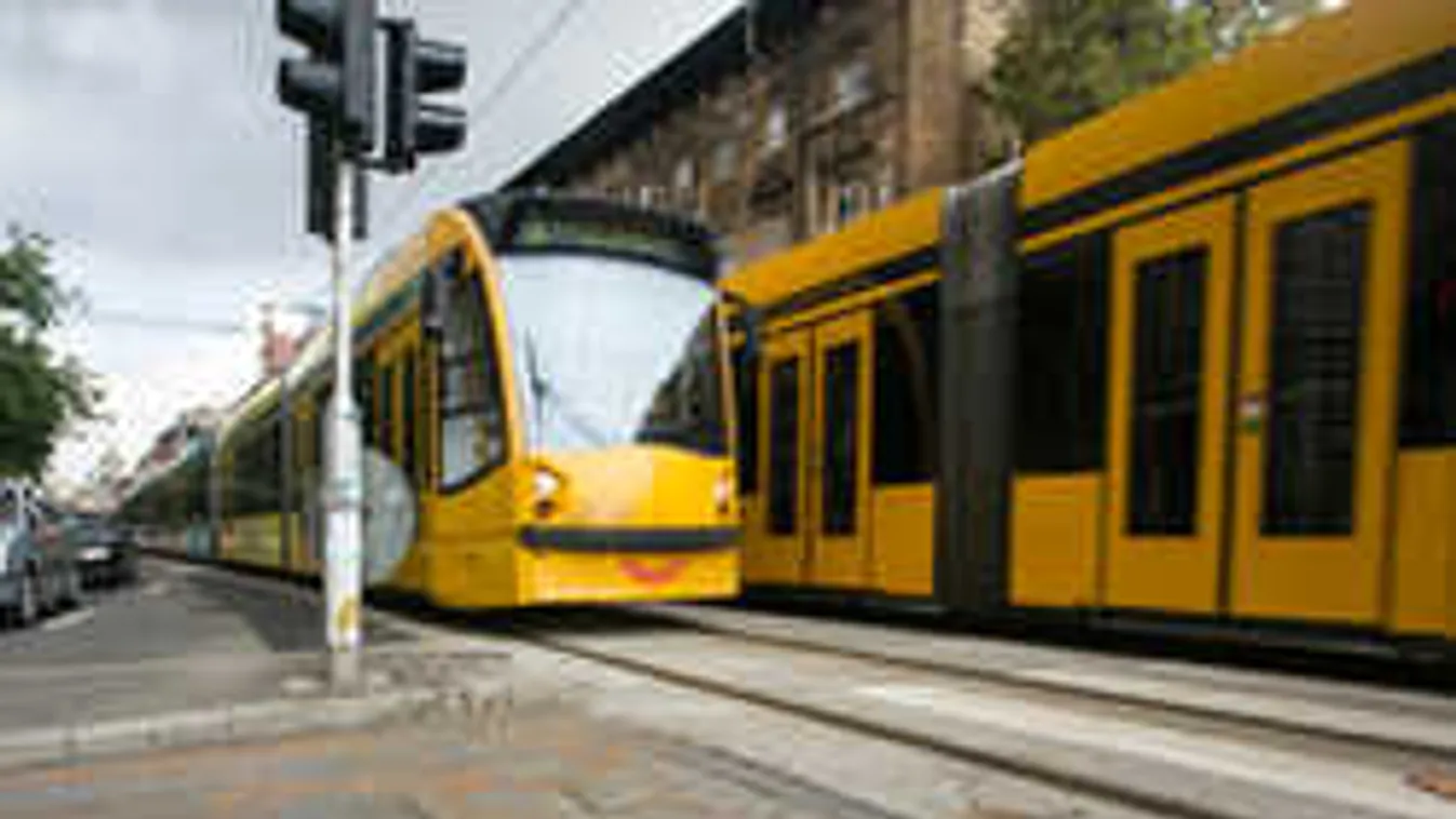 Most érkezett: elsodort egy embert a körúti villamos - fotók