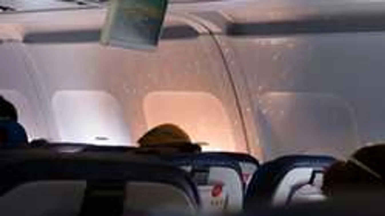 Ennél nem lehetne kínosabb: a gép fedélzetén dobta ki barátja a nőt