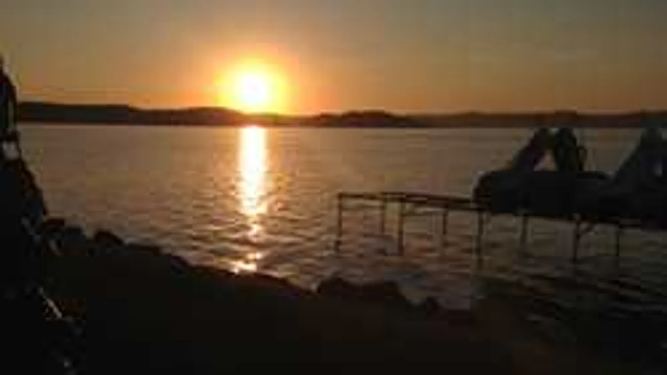 Hihetetlen, hogyan vert át nyaraló embereket balatoni üdülésekkel egy férfi