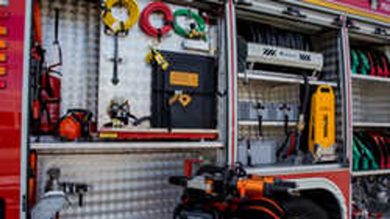 Betontömbök és utánfutó temette be a magyar tűzoltót családja előtt