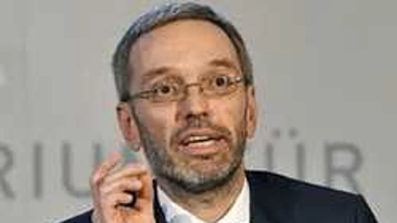 Migránsinváziótól tart az osztrák belügyminiszter