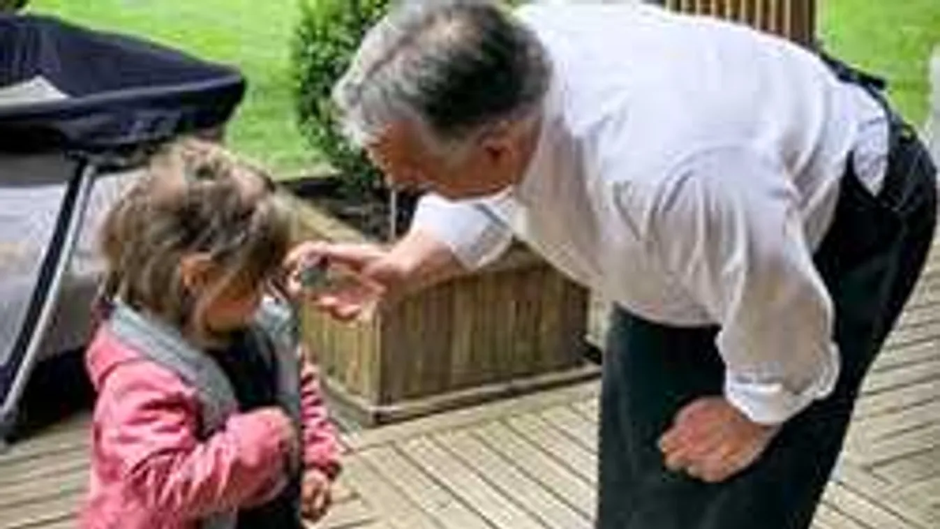 Tündéri fotó: A miniszterelnök őrzi a hagyományokat