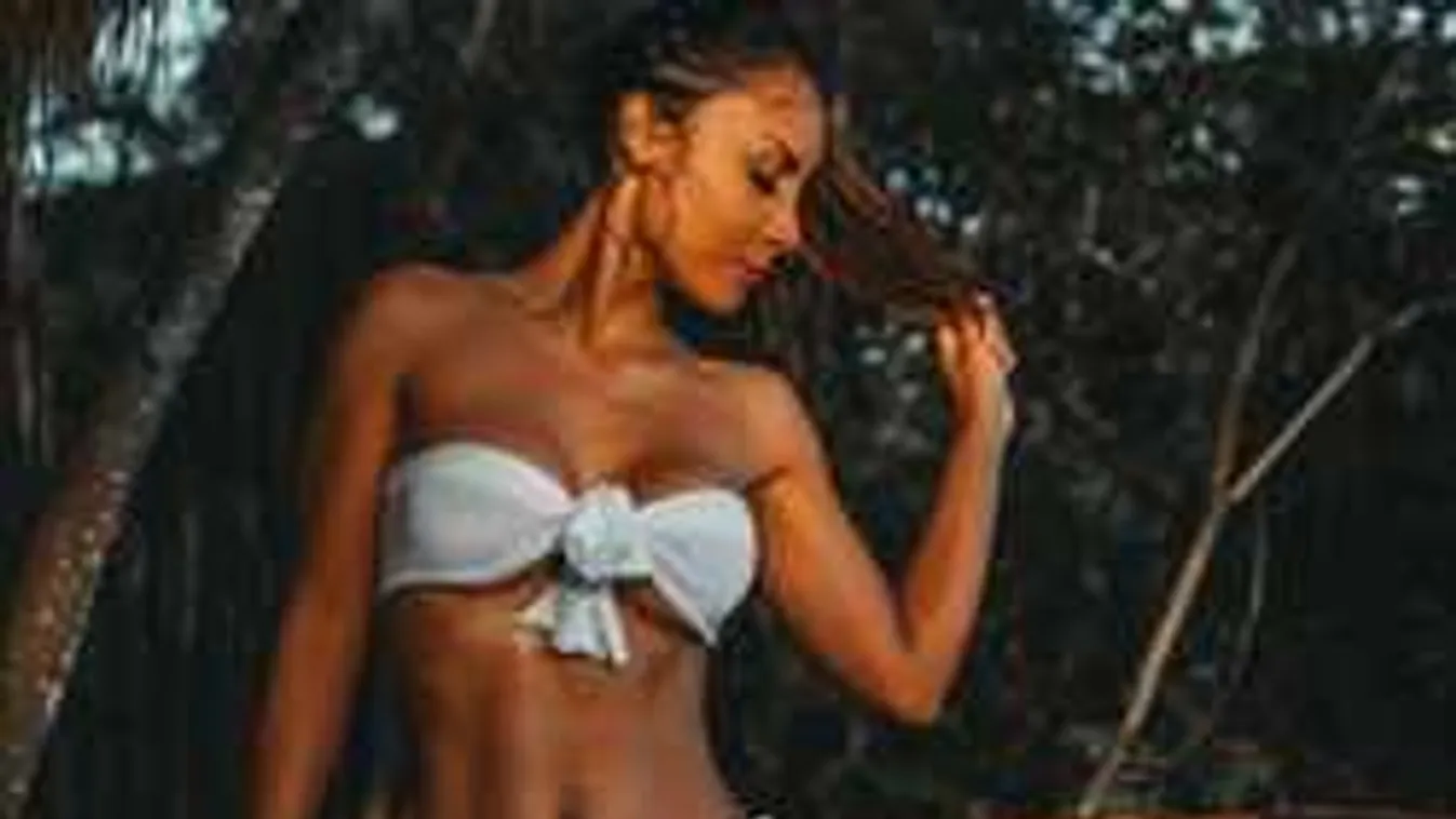 Õrület a strandon, meztelenül napozik a nagy mellű szurkolólány