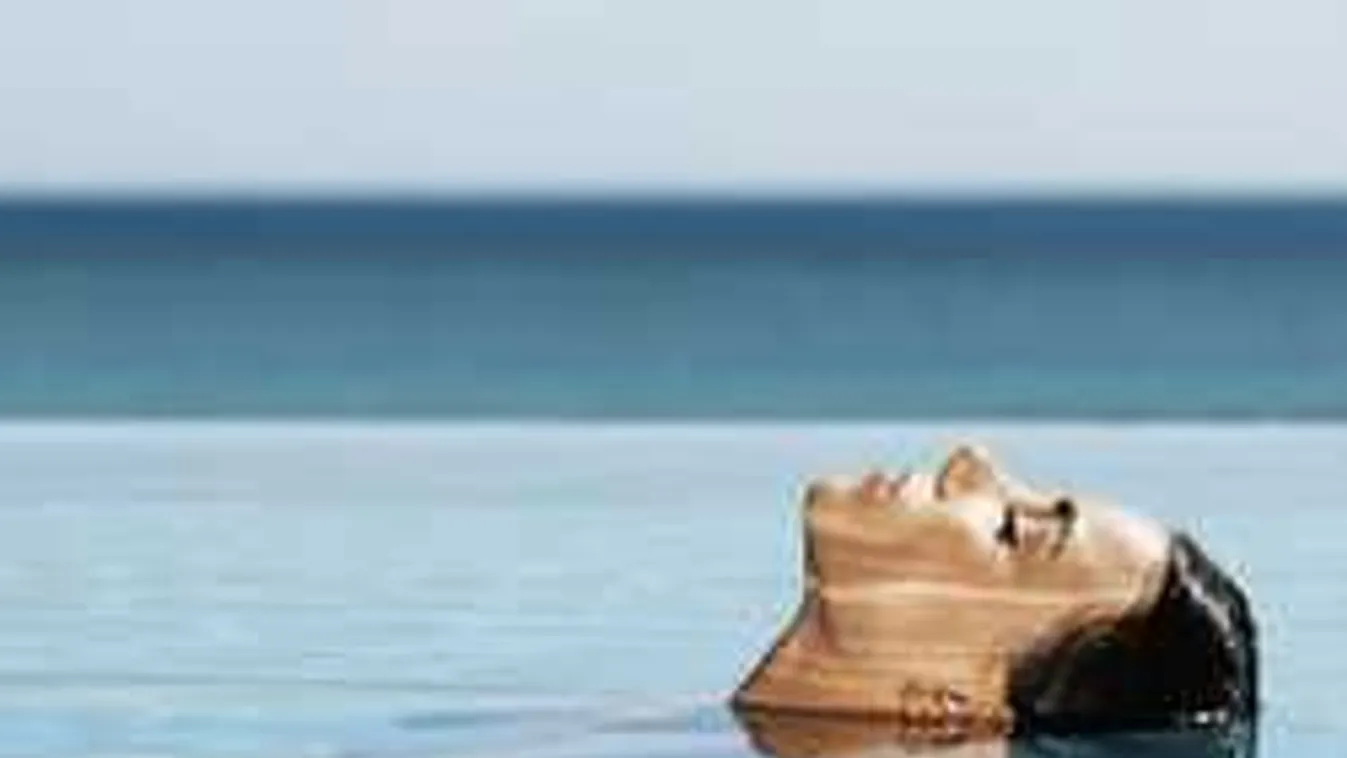 Fürdőruha nélkül mászkált a lány a medencénél