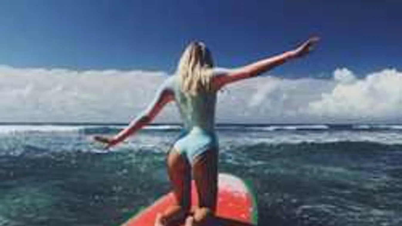 Mindenét megvillantotta a fiatal szörfös lány!