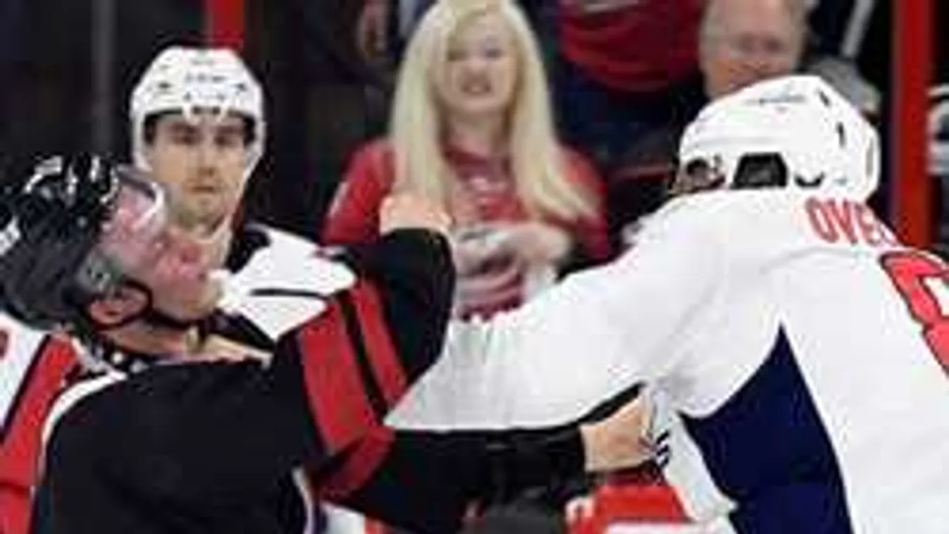 Bepipult a sztárcsatár, ököllel ütötte az ellenfél játékosát