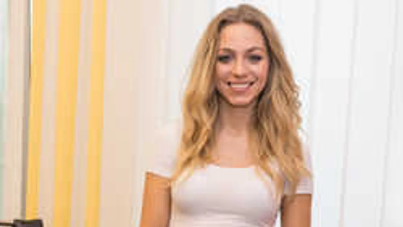 Pikáns lesifotó: így kapták le az erkélyen a magyar énekesnőt