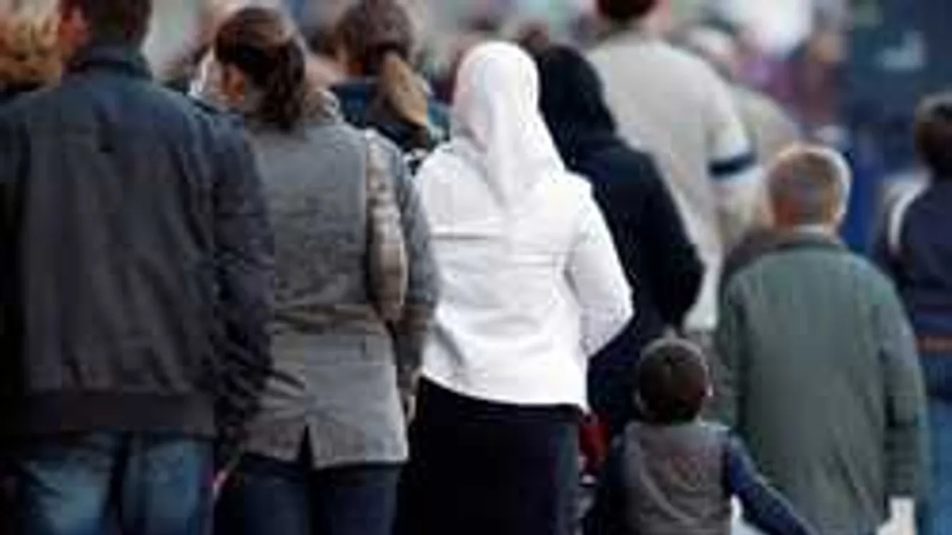 Fejkendős nők árasztották el a bécsi közparkot, az alpolgármester kiakadt