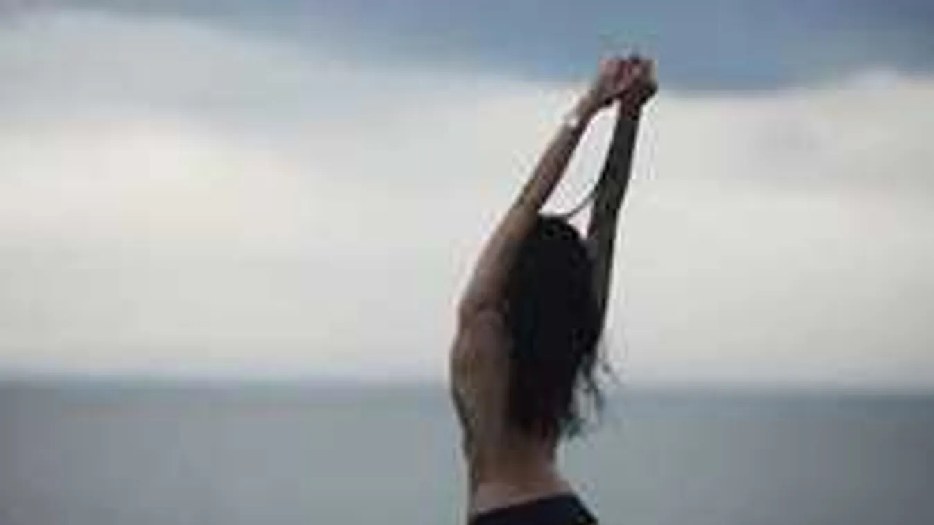 Bárki ráláthatott a teraszán pucérkodó francia modellre