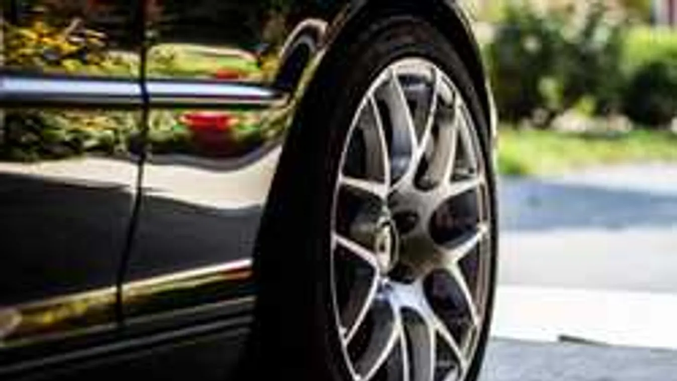 Nézni is rossz: előkerült egy videó a magyar autókat erőszakoló rémről