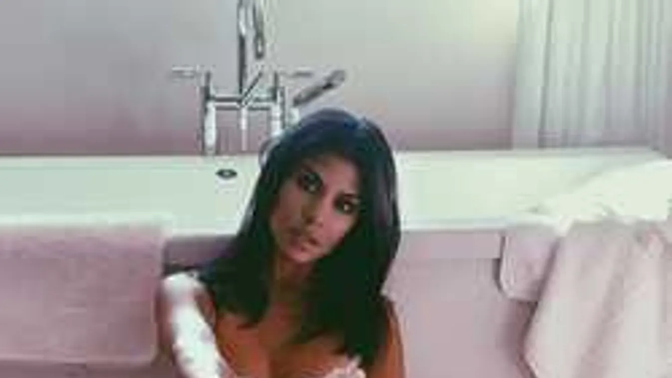 Így néz ki anyaszült meztelenül a 40 éves sztármami? Õrült buliba csöppent