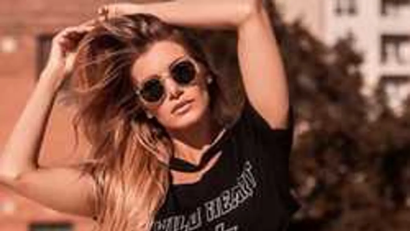 Az ablakban villantotta meg mindenét a hatalmas mellű bombázó!