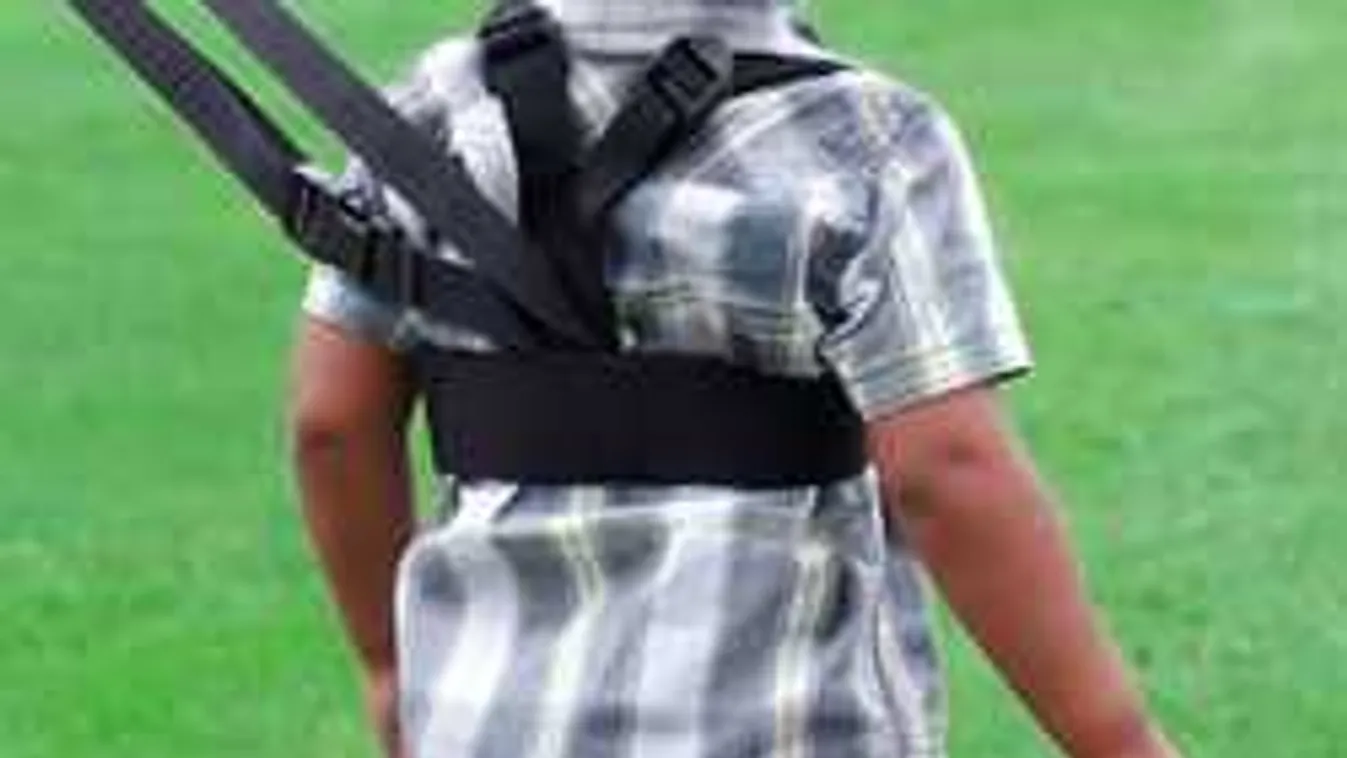 Pórázon sétáltatják a gyereket - szerinted jól van ez így?