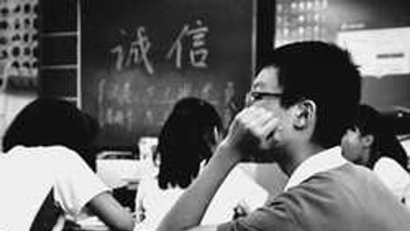 Durva botrányba keveredett a pedofil tanárnő, diáklánnyal kapták rajta