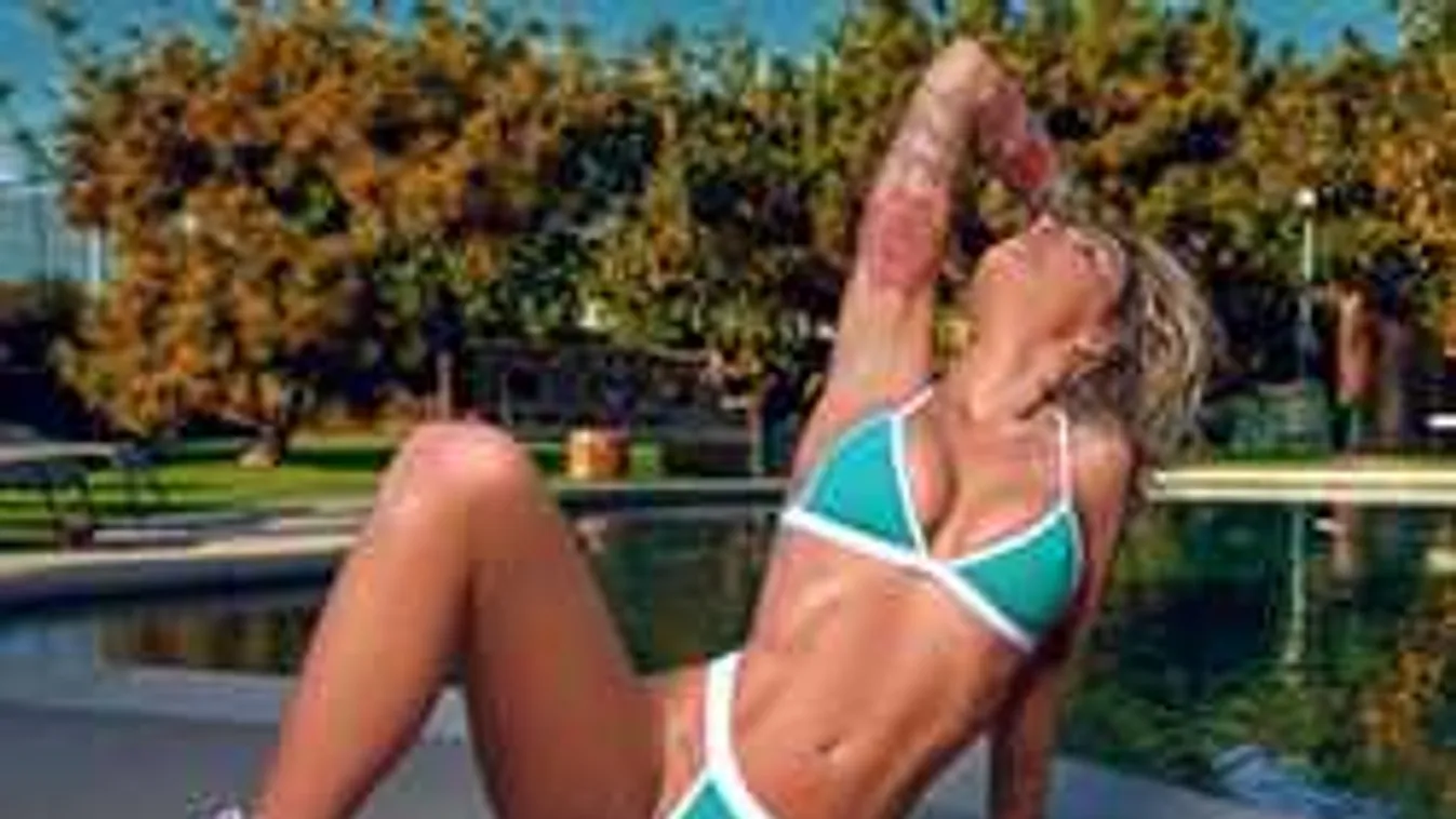 Se bugyi, se más: mindent megmutatott a meztelenkedő kebelcsoda