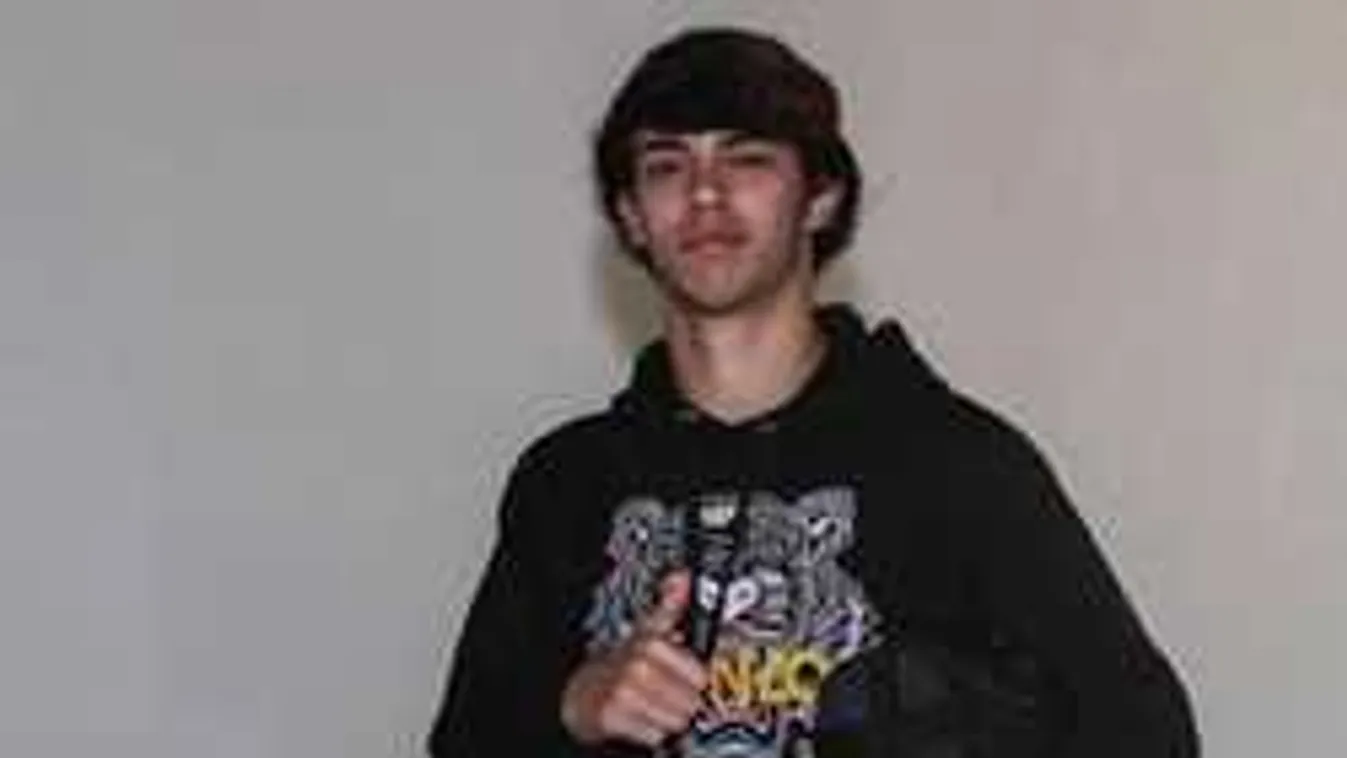 Pucér fotókkal bombázzák a csajok a tinisztárt