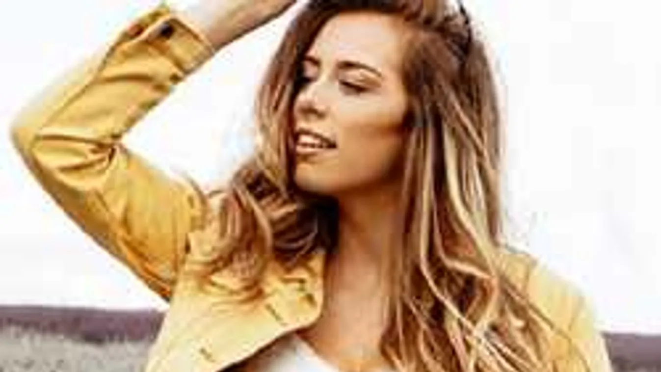 Megint divat a színes farmer, ezek az árnyalatok lesznek menők