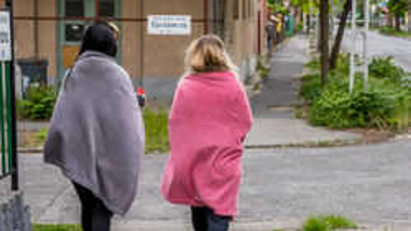 Itt vannak az első képek: takarókba bugyolálva hagyják el otthonaikat a lakók a Bozsik Stadion környékén