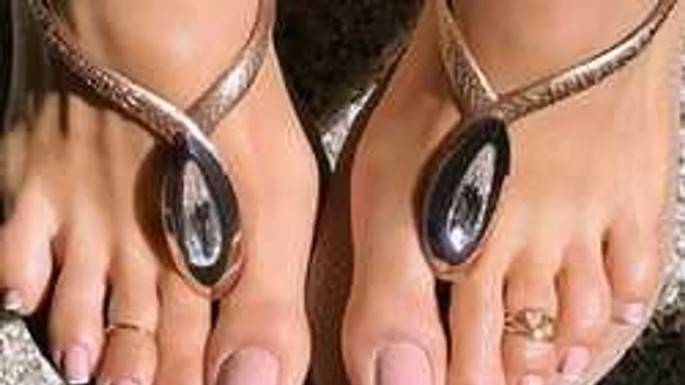 Minden épeszű érv ellenére idén nyáron újra ez a cipő lesz a legnagyobb divat