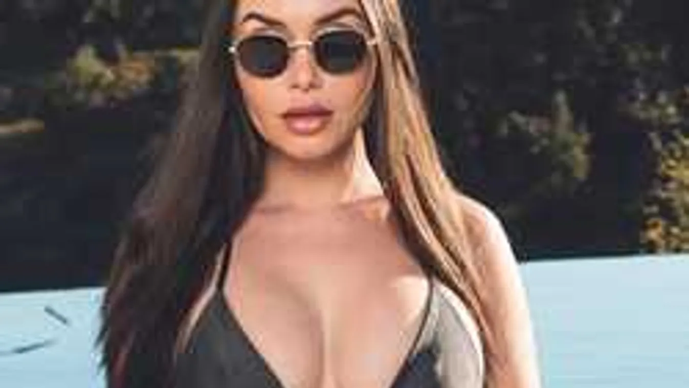 Forró fotó, félmeztelenül kapták le a strandon a gigamellű modellt