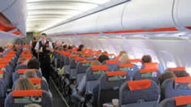 Botrány a fapados járaton, rendőrök vitték el a nászútra tartókat