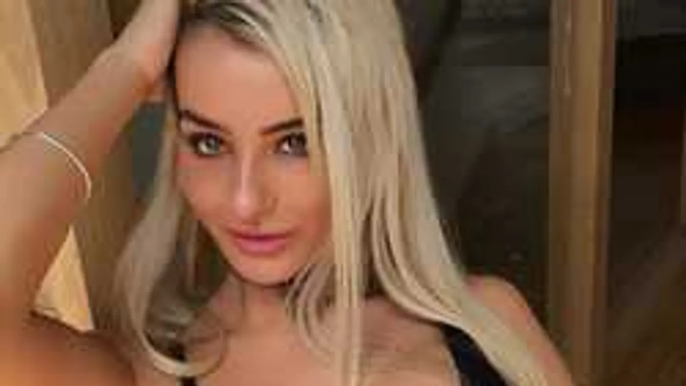 Félmeztelenül biciklizett fényes nappal a szőke bombázó!